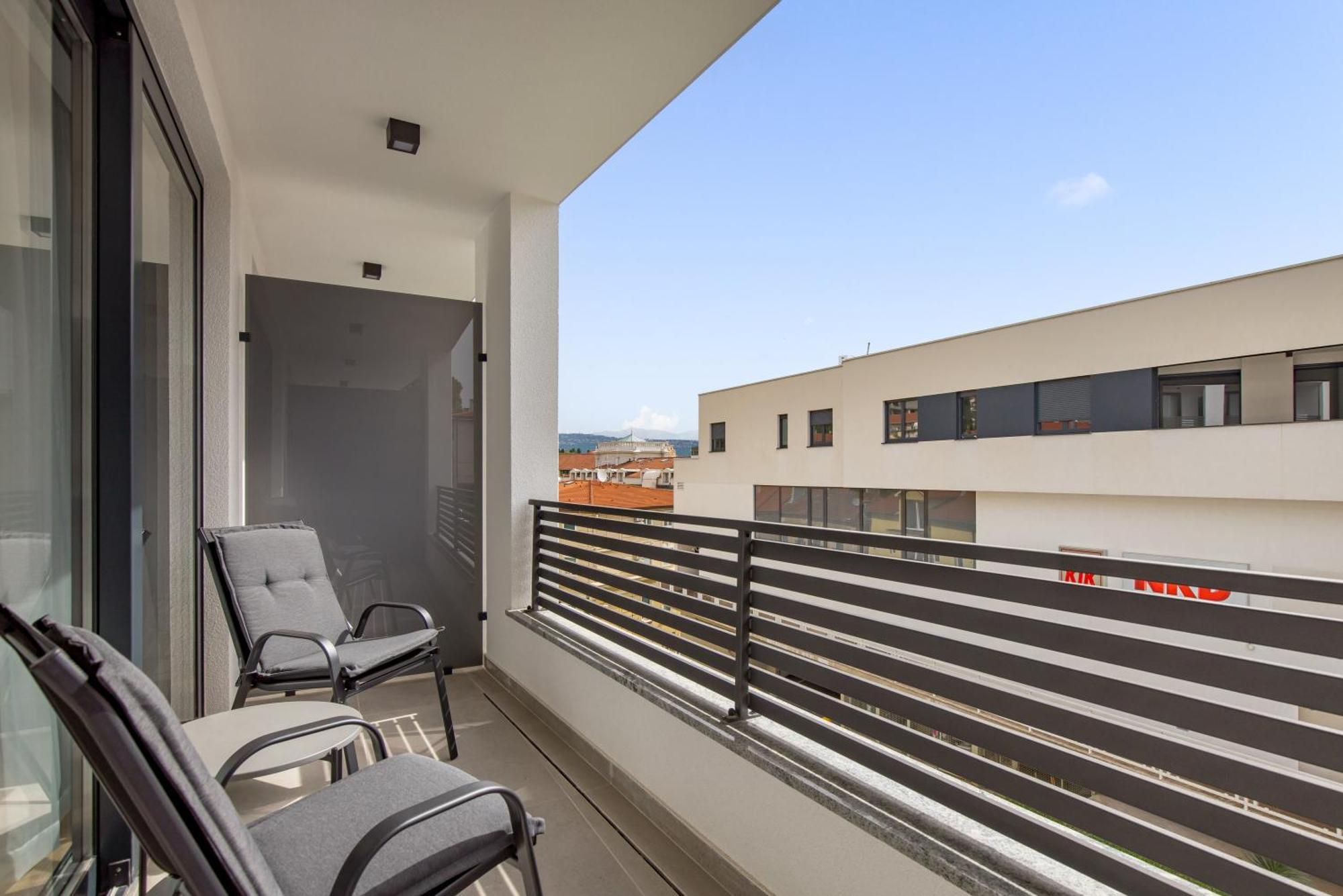 Apartment Belinda With Balcony & Private Parking *