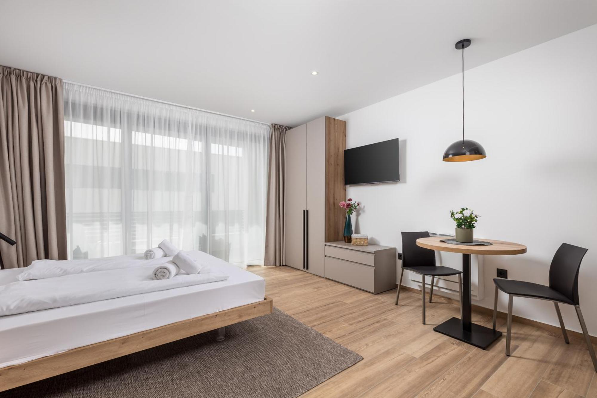 Belinda With Balcony & Private Parking *