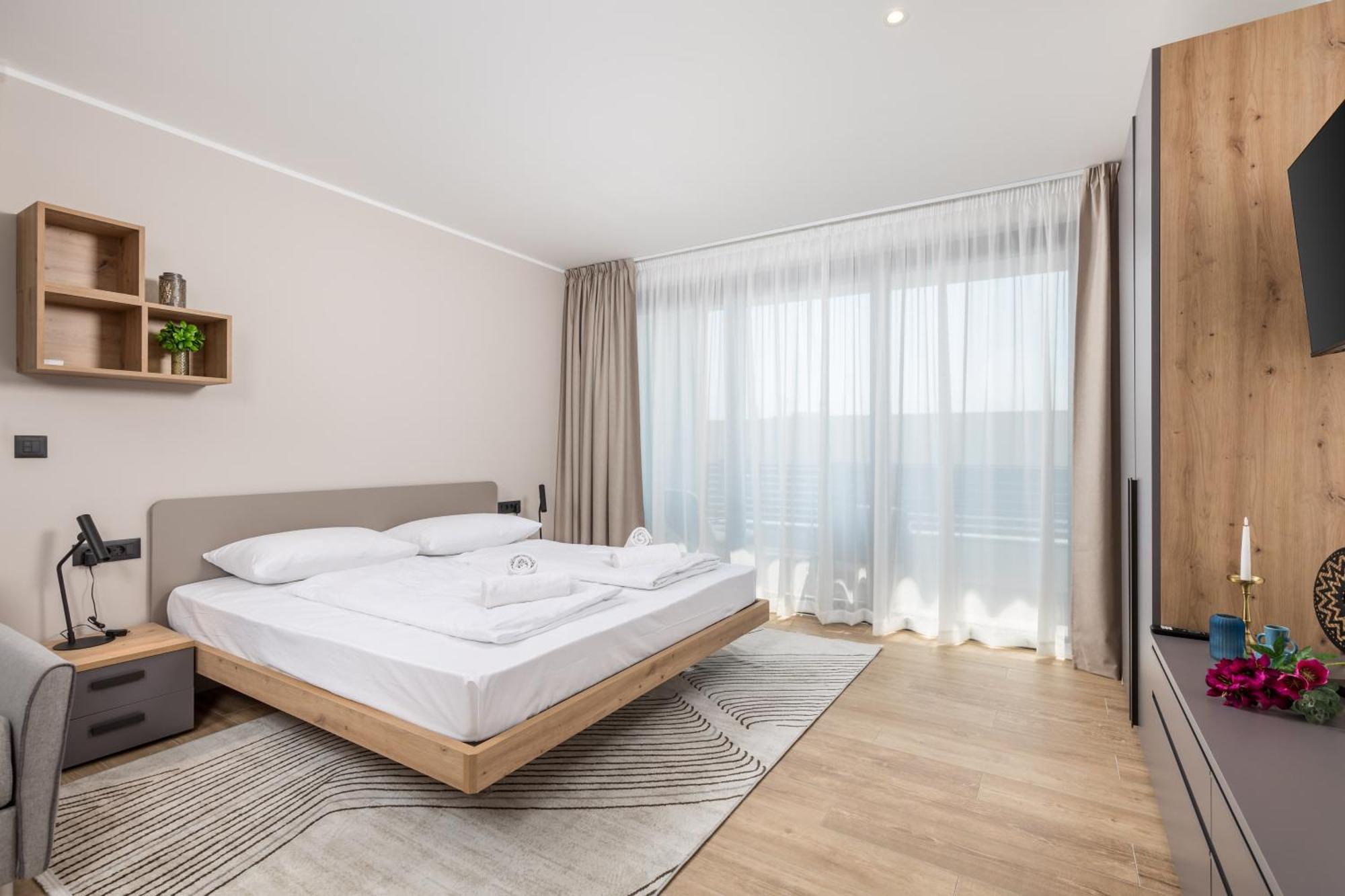 Belinda With Balcony & Private Parking *