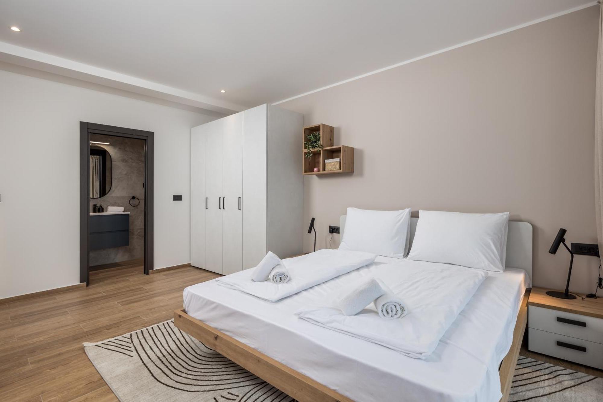 Belinda With Balcony & Private Parking Apartment *
