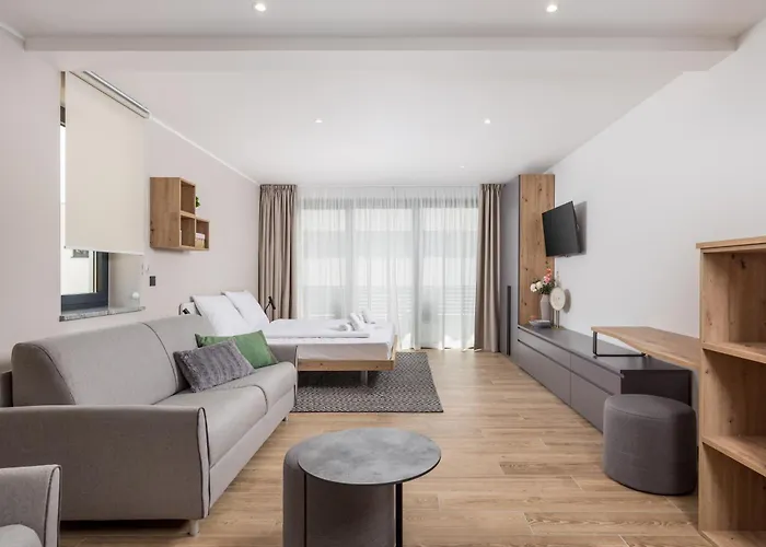 Belinda Apartments With Balcony & Private Parking
