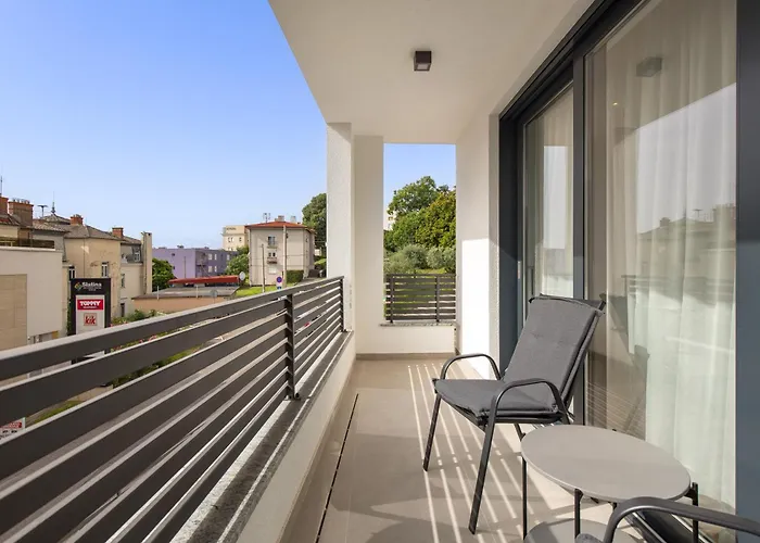 Belinda Apartments With Balcony & Private Parking