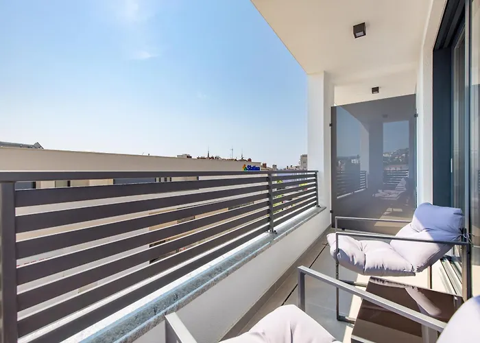 Belinda Apartments With Balcony & Private Parking