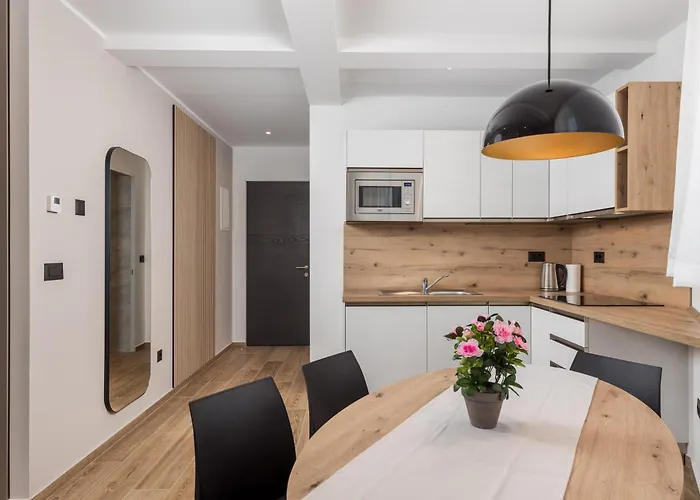 Belinda Apartments With Balcony & Private Parking