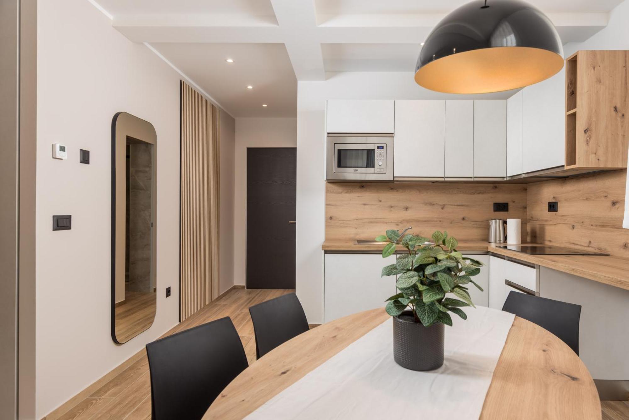 Belinda With Balcony & Private Parking Apartment *
