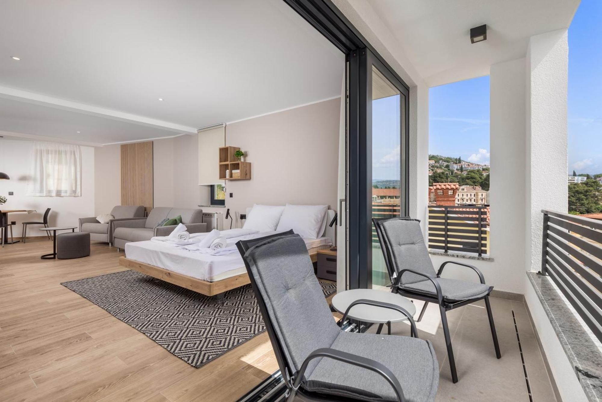 Belinda With Balcony & Private Parking *
