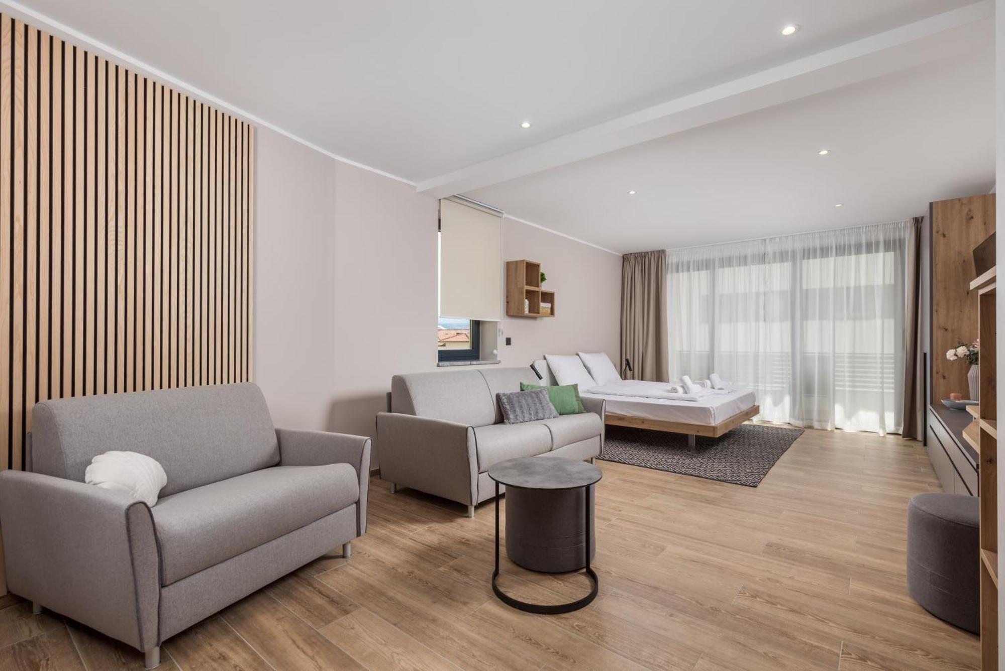Belinda With Balcony & Private Parking *