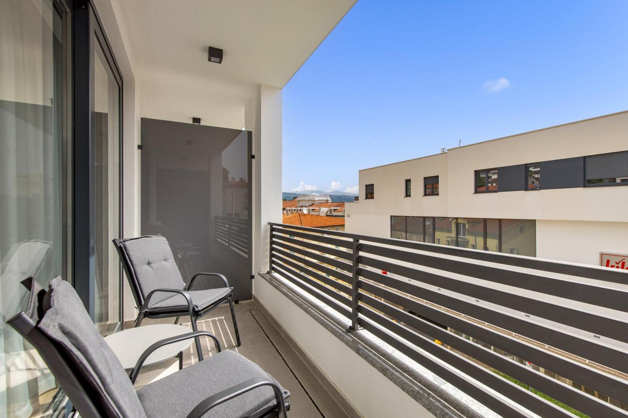 Belinda With Balcony & Private Parking Apartment *