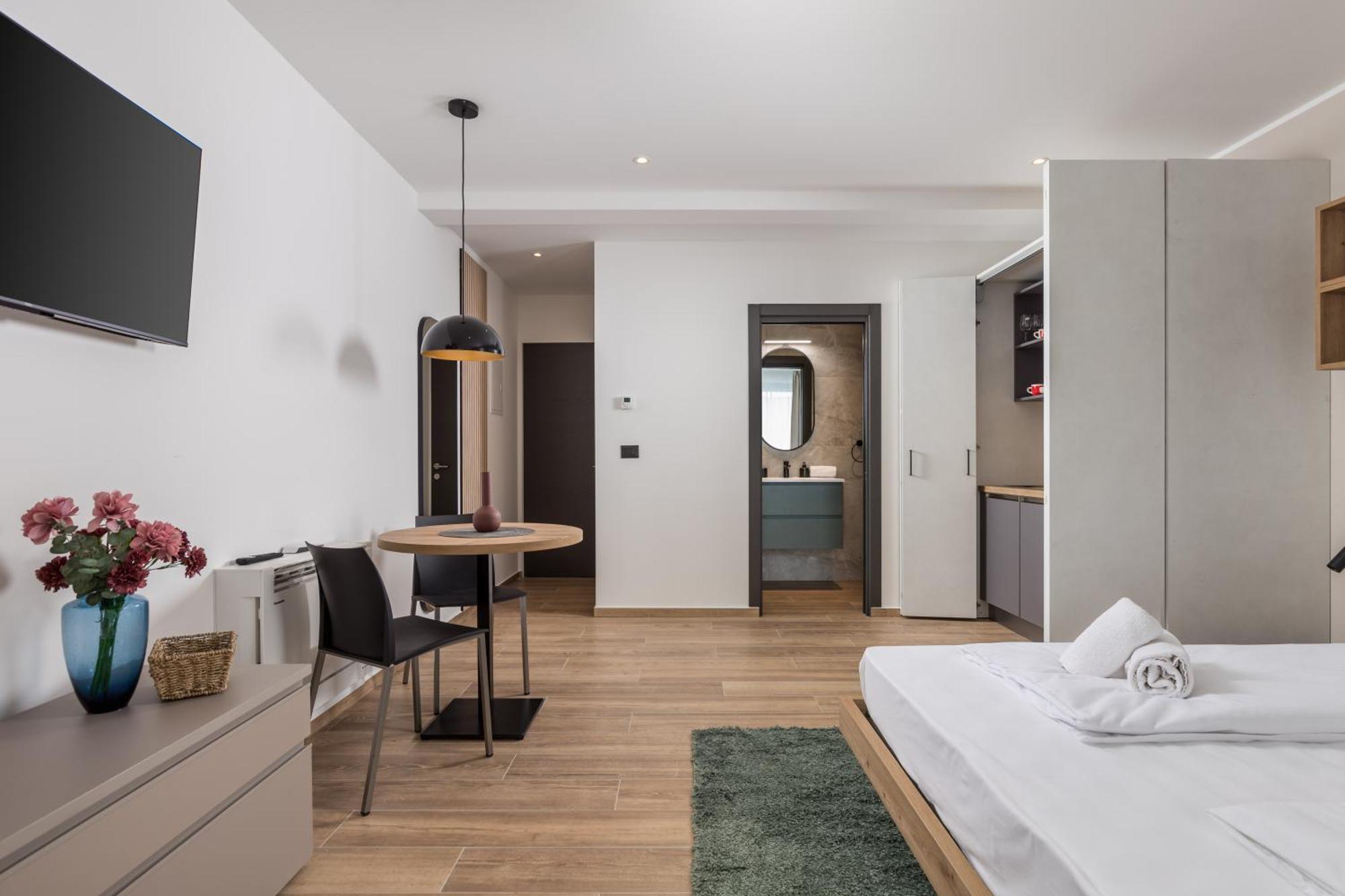 Belinda With Balcony & Private Parking Apartment