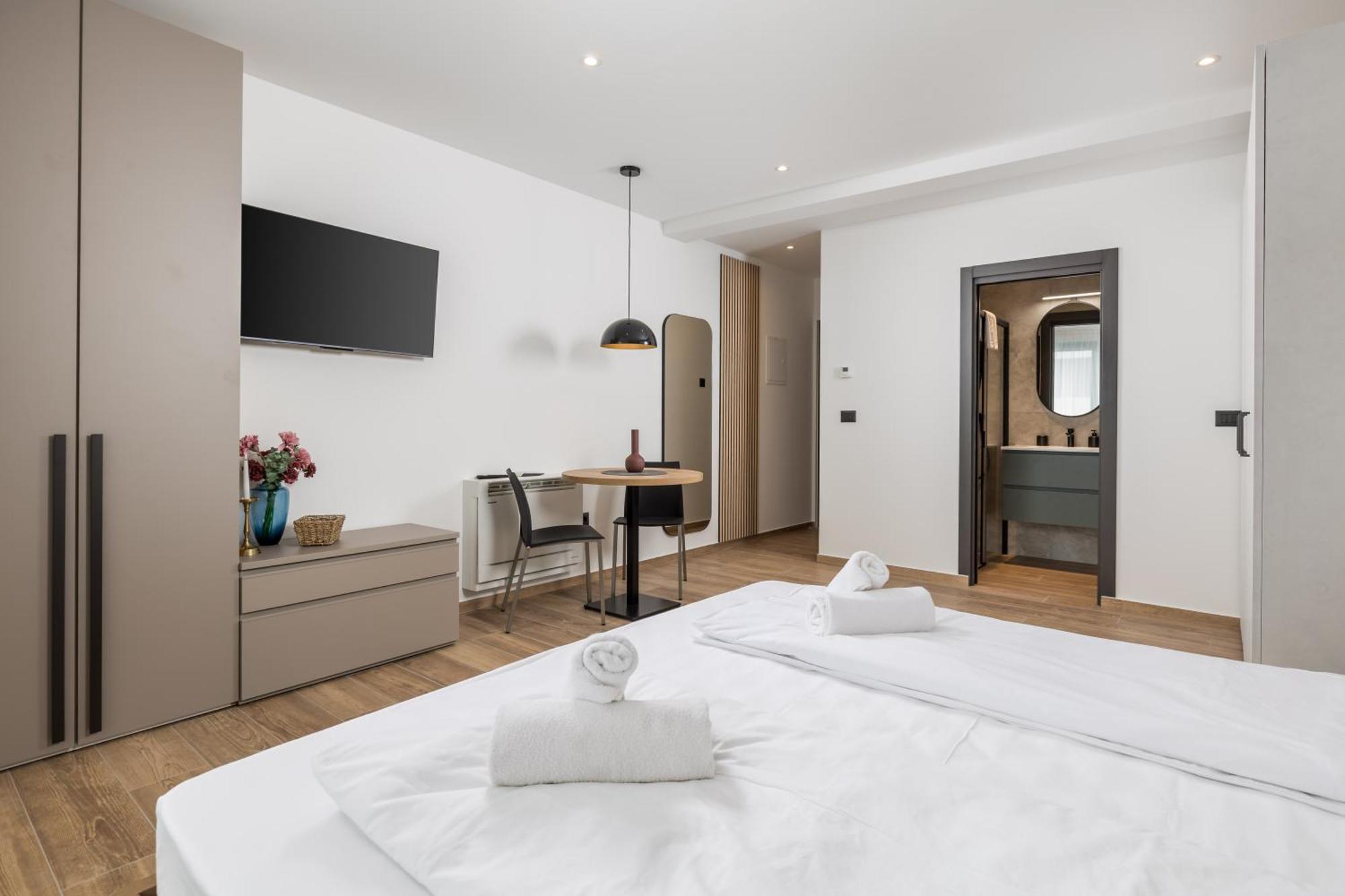 Belinda With Balcony & Private Parking Apartment