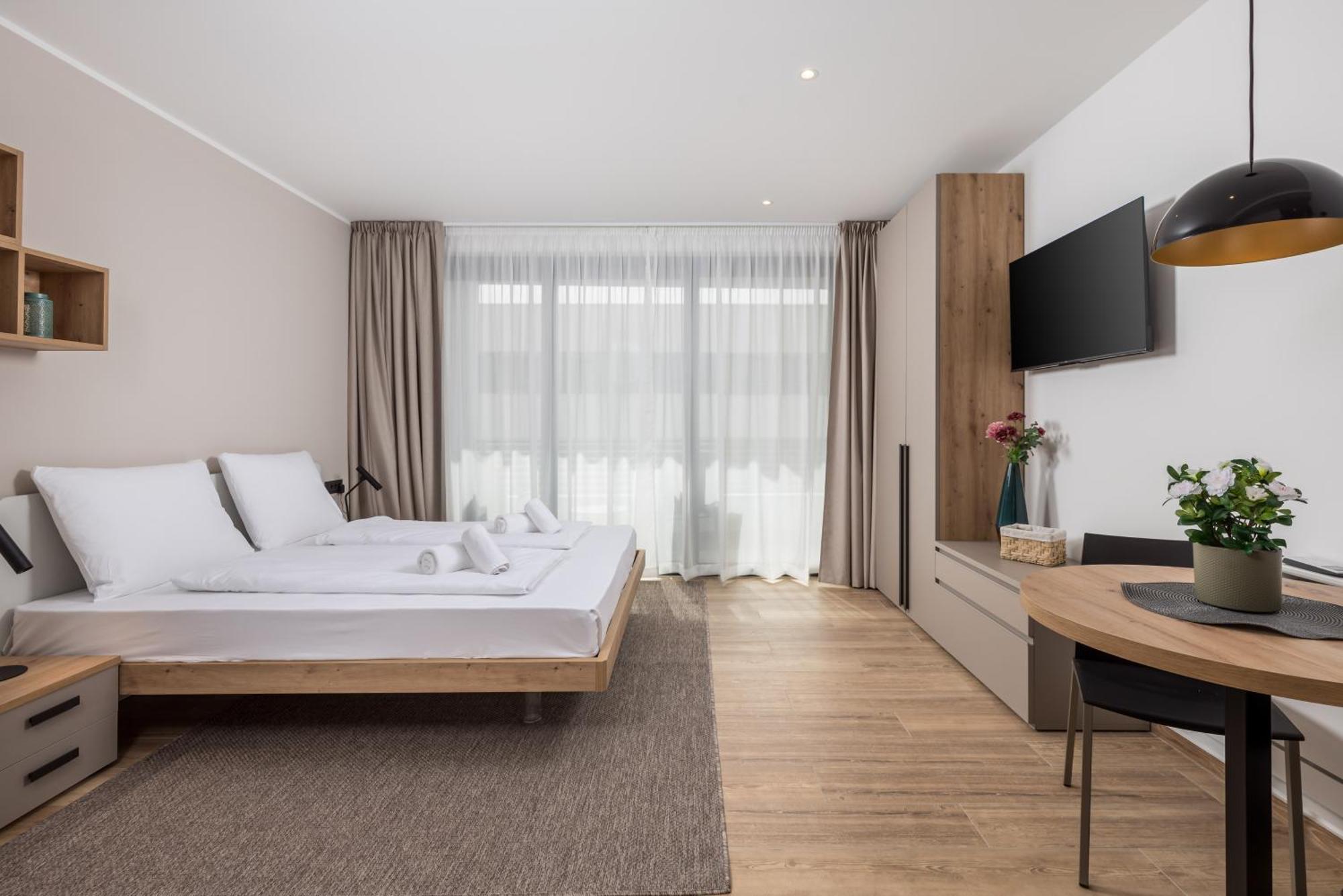 Belinda With Balcony & Private Parking Apartment