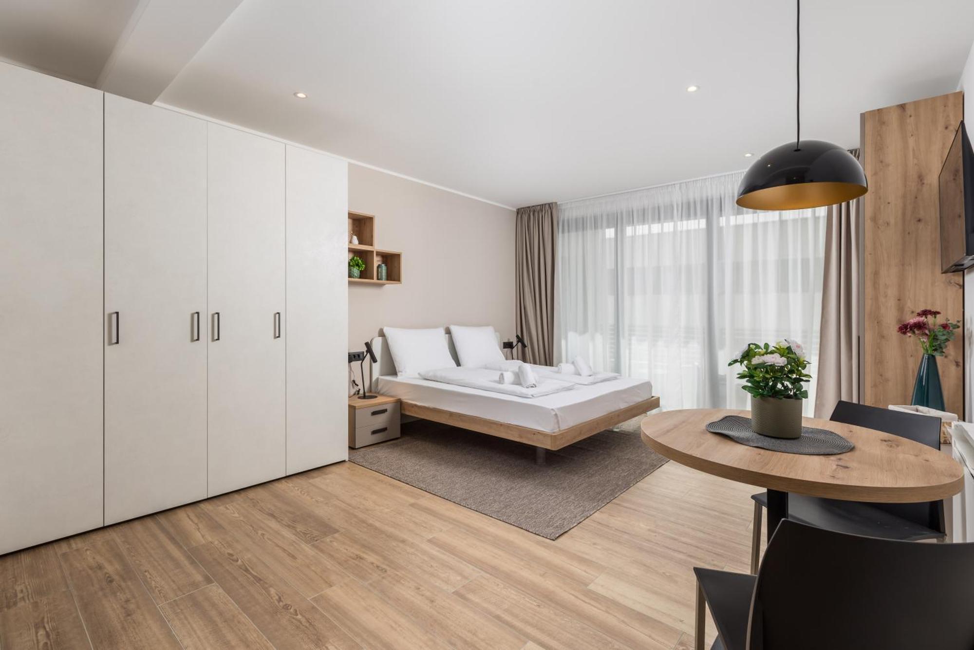 Belinda With Balcony & Private Parking Apartment *