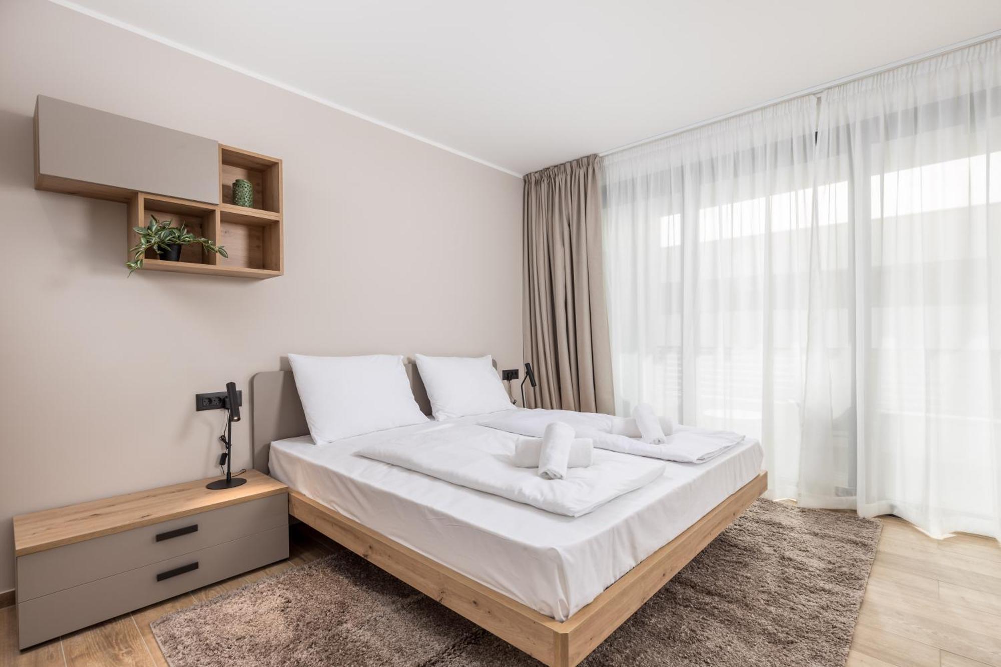 Belinda With Balcony & Private Parking