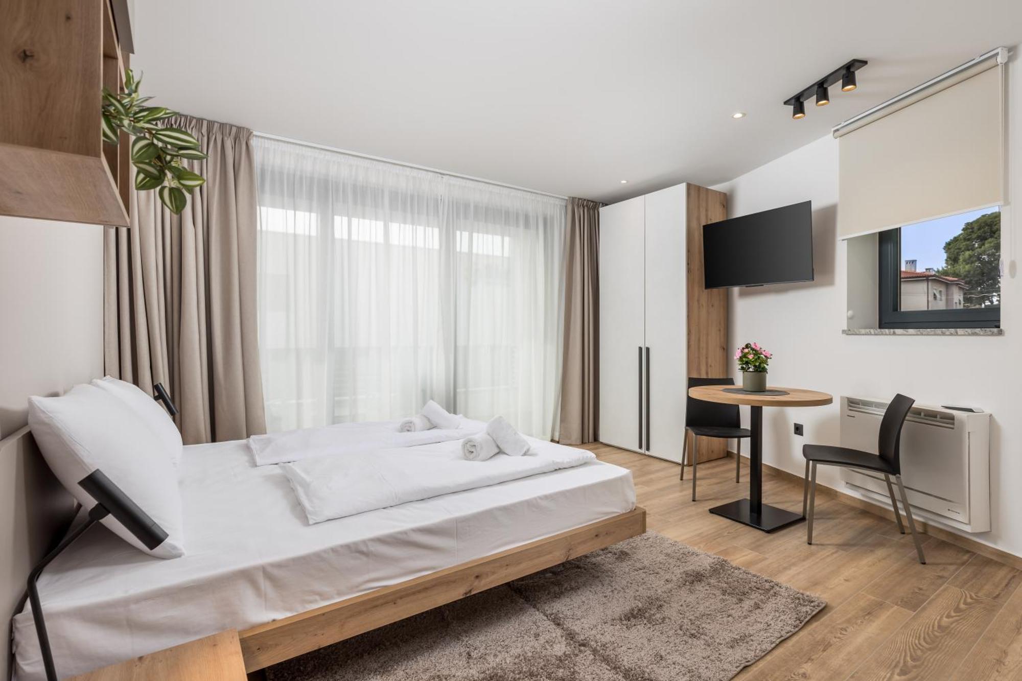 Belinda With Balcony & Private Parking
