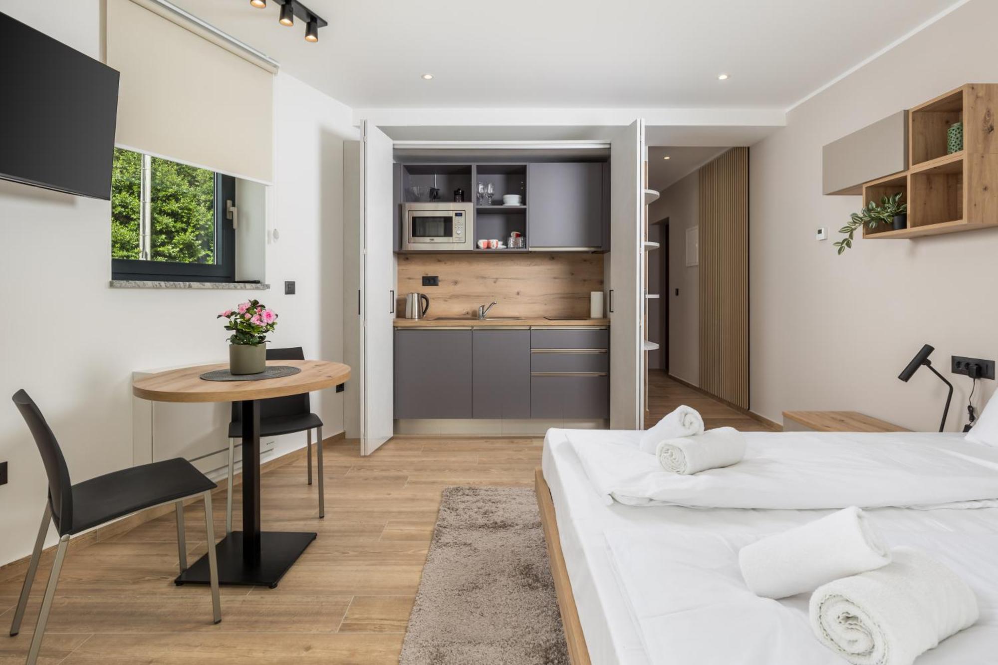 Belinda With Balcony & Private Parking