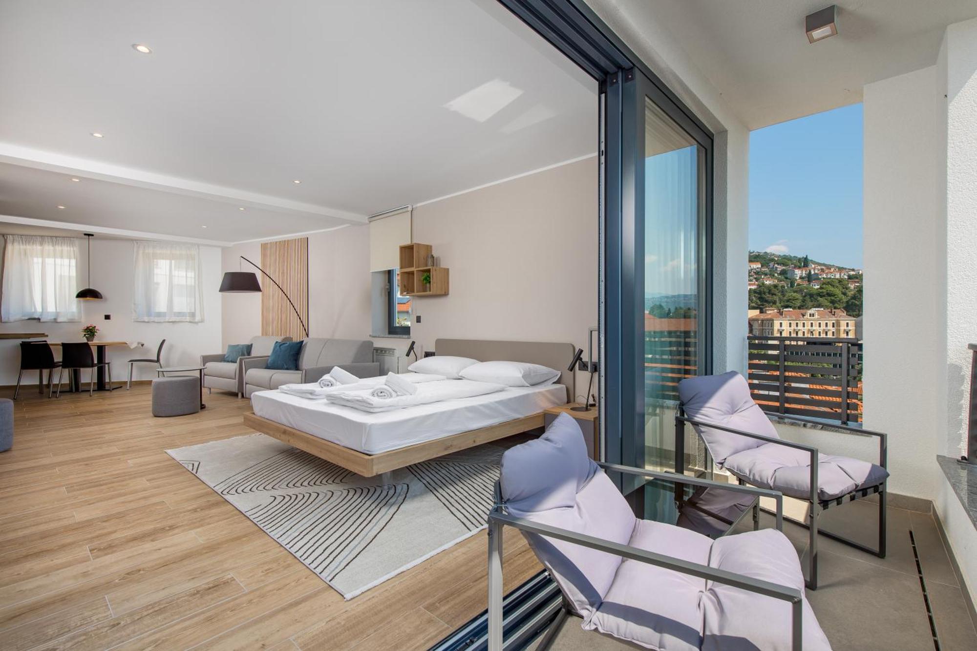 Belinda With Balcony & Private Parking *