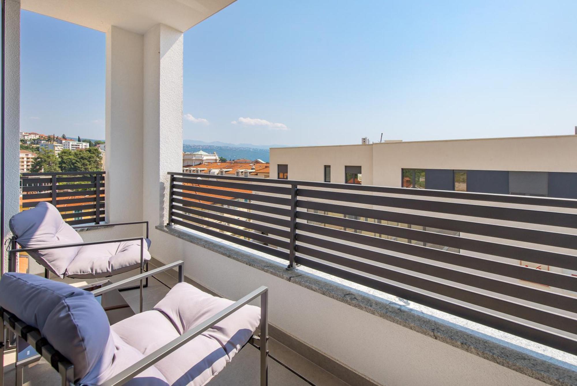 Belinda With Balcony & Private Parking