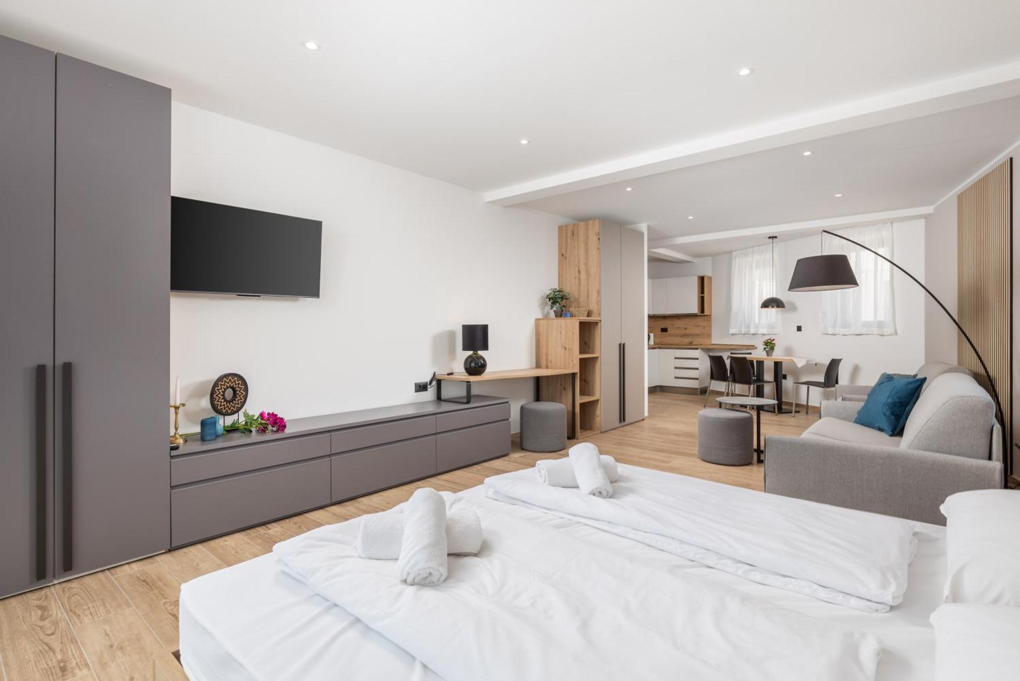 Belinda With Balcony & Private Parking Apartment *