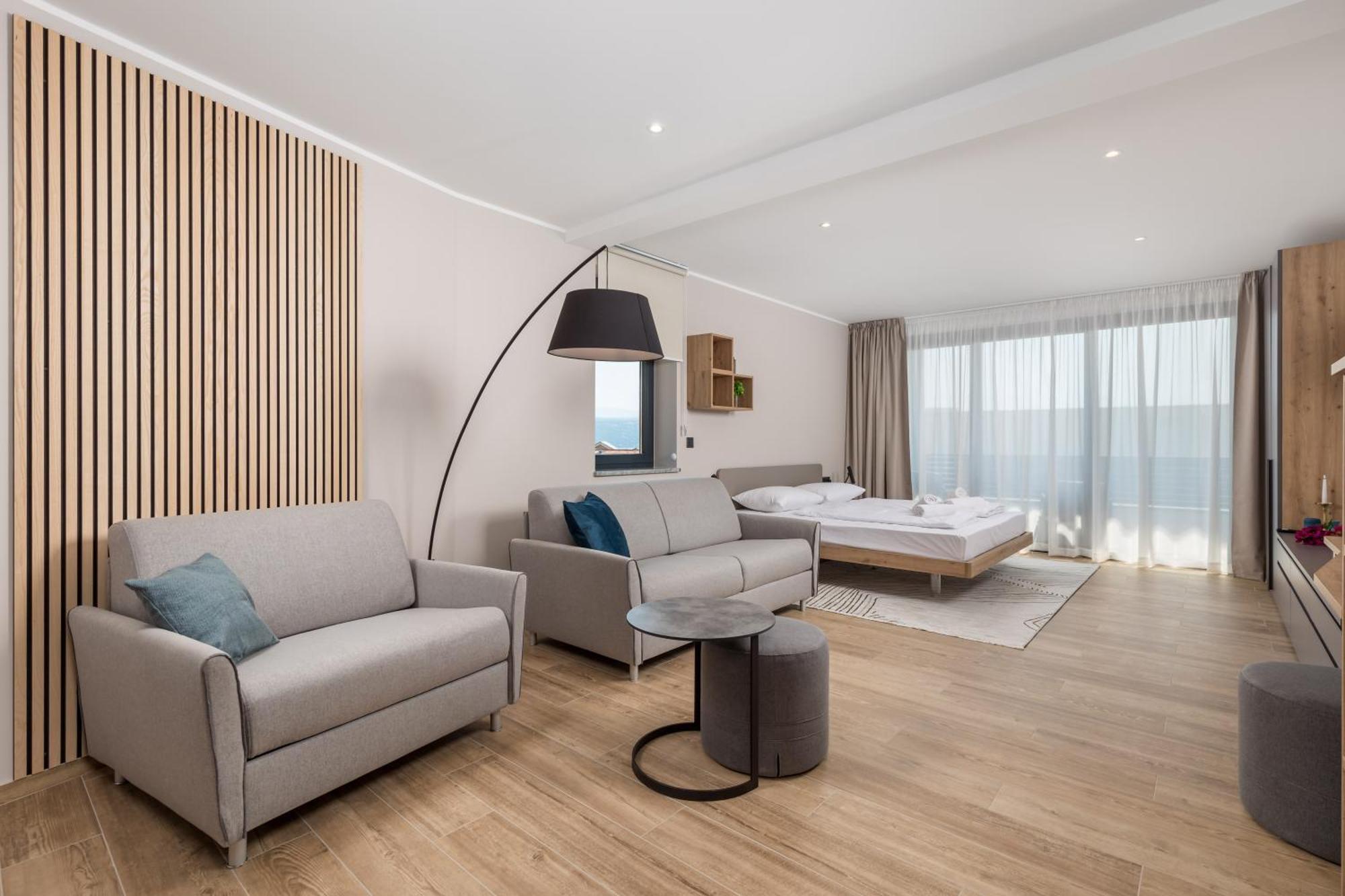 Belinda With Balcony & Private Parking Apartment