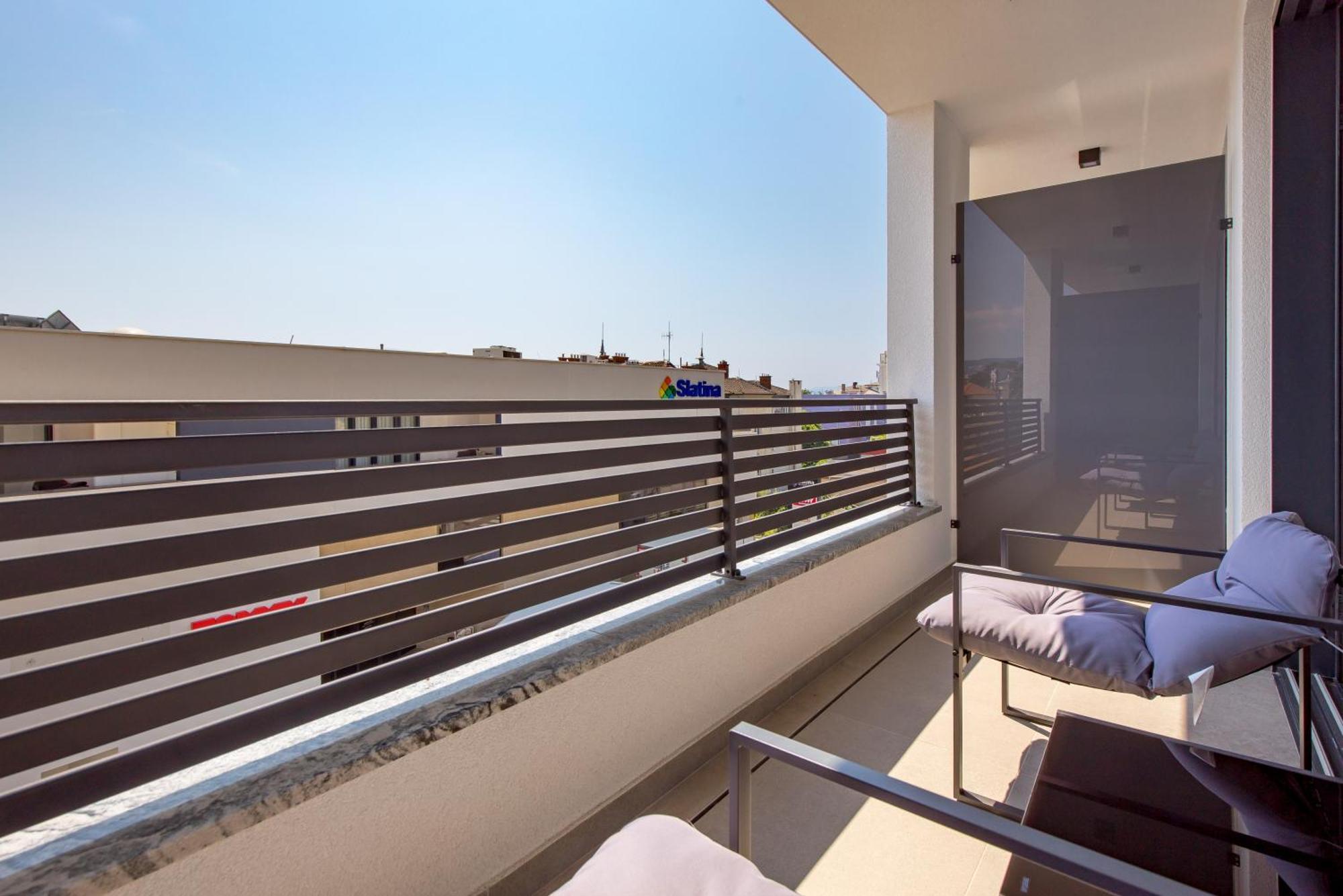 Belinda With Balcony & Private Parking Apartment
