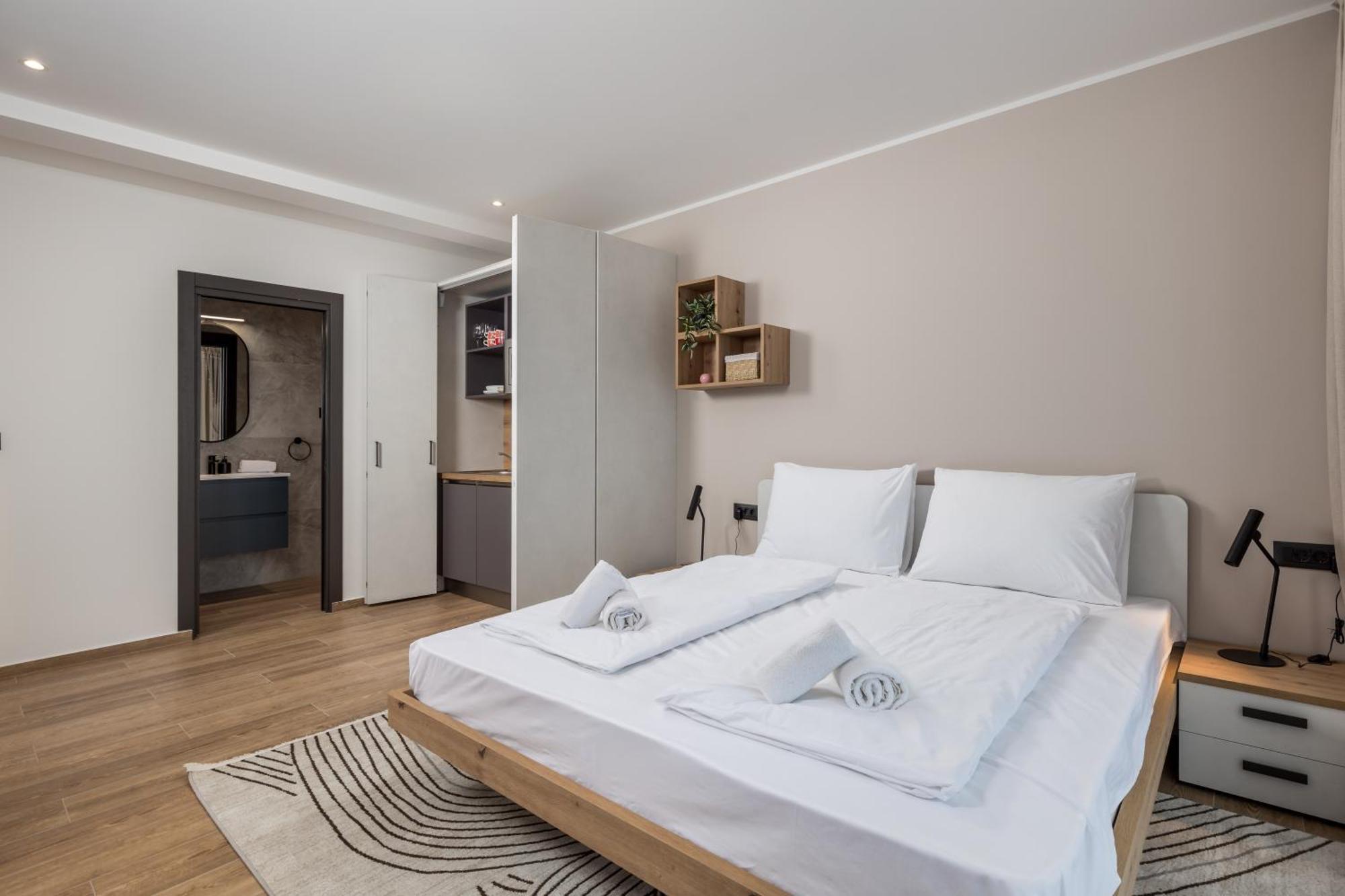 Belinda With Balcony & Private Parking Apartment