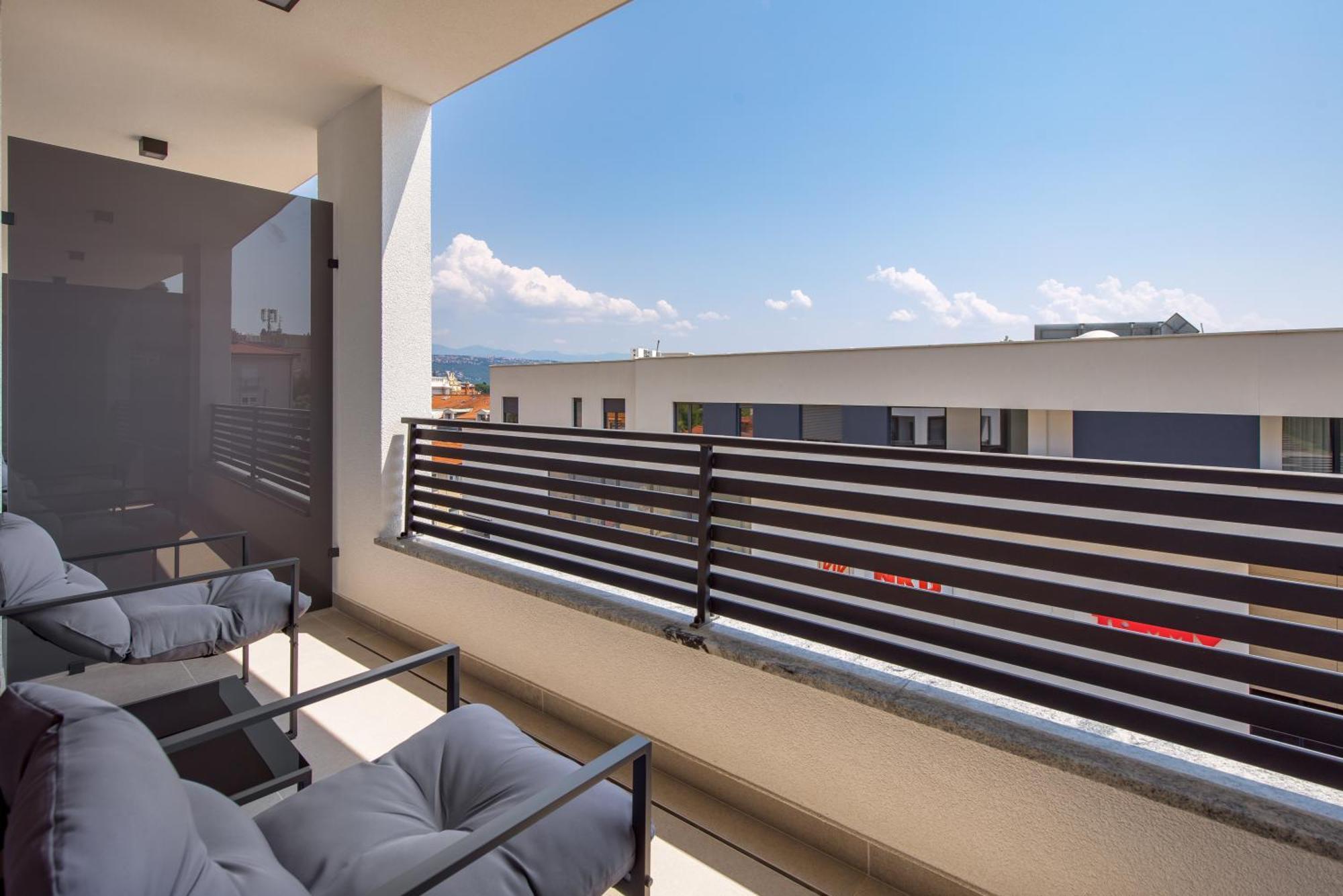 Belinda With Balcony & Private Parking *