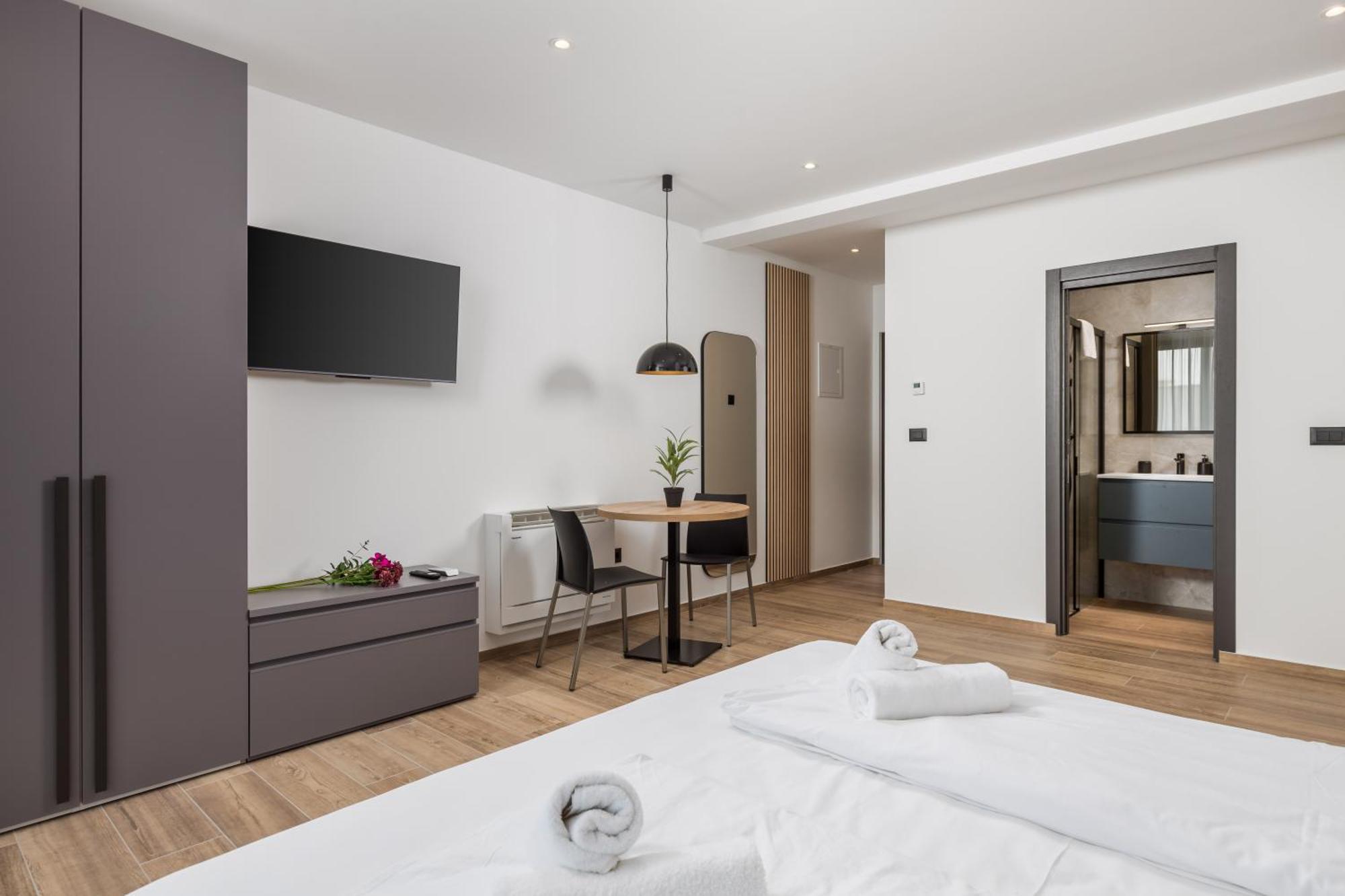 Belinda With Balcony & Private Parking Apartment *
