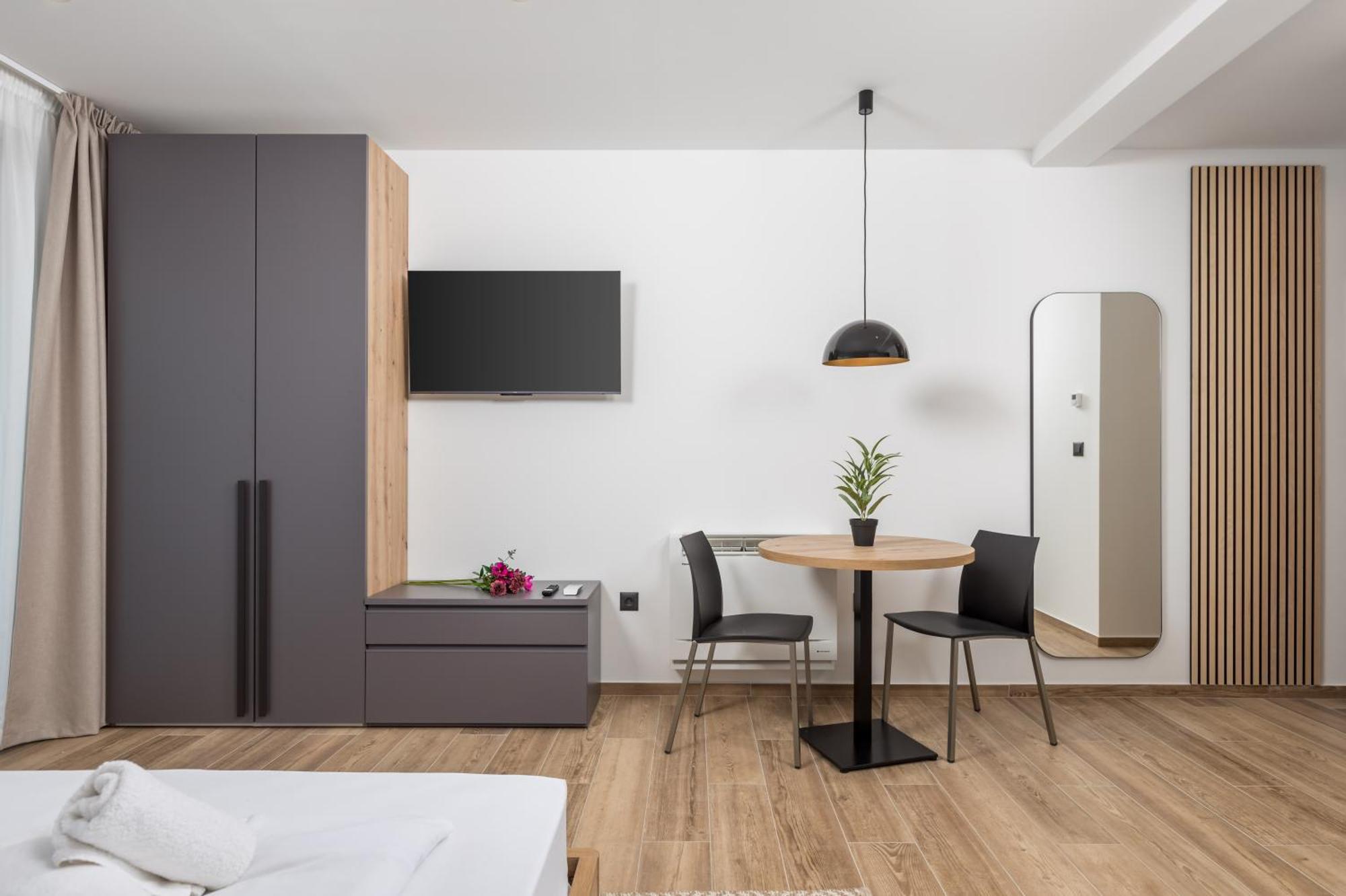 Belinda With Balcony & Private Parking
