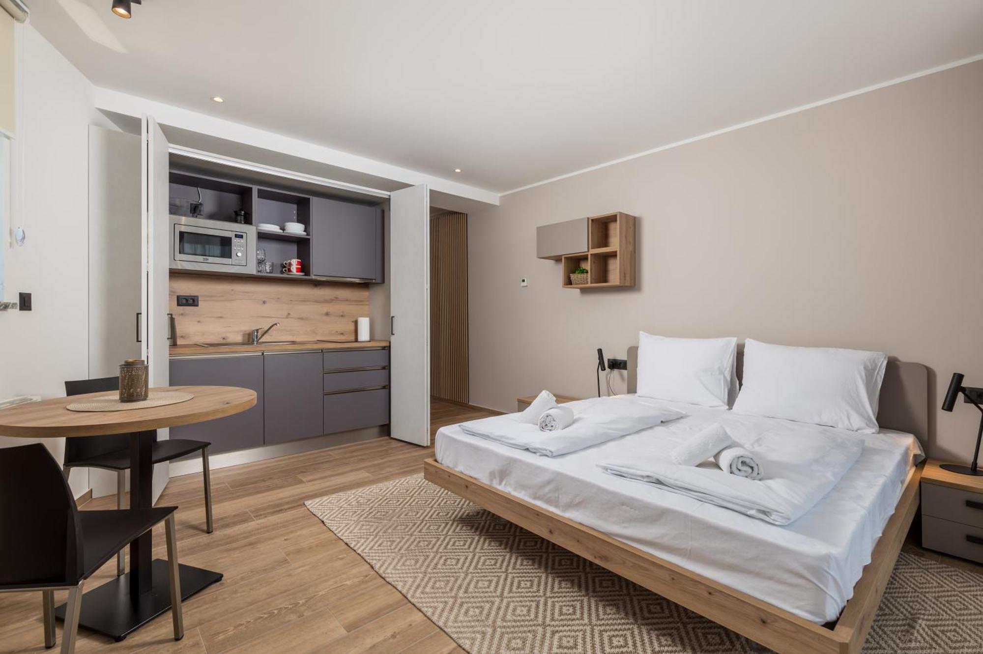 Belinda With Balcony & Private Parking