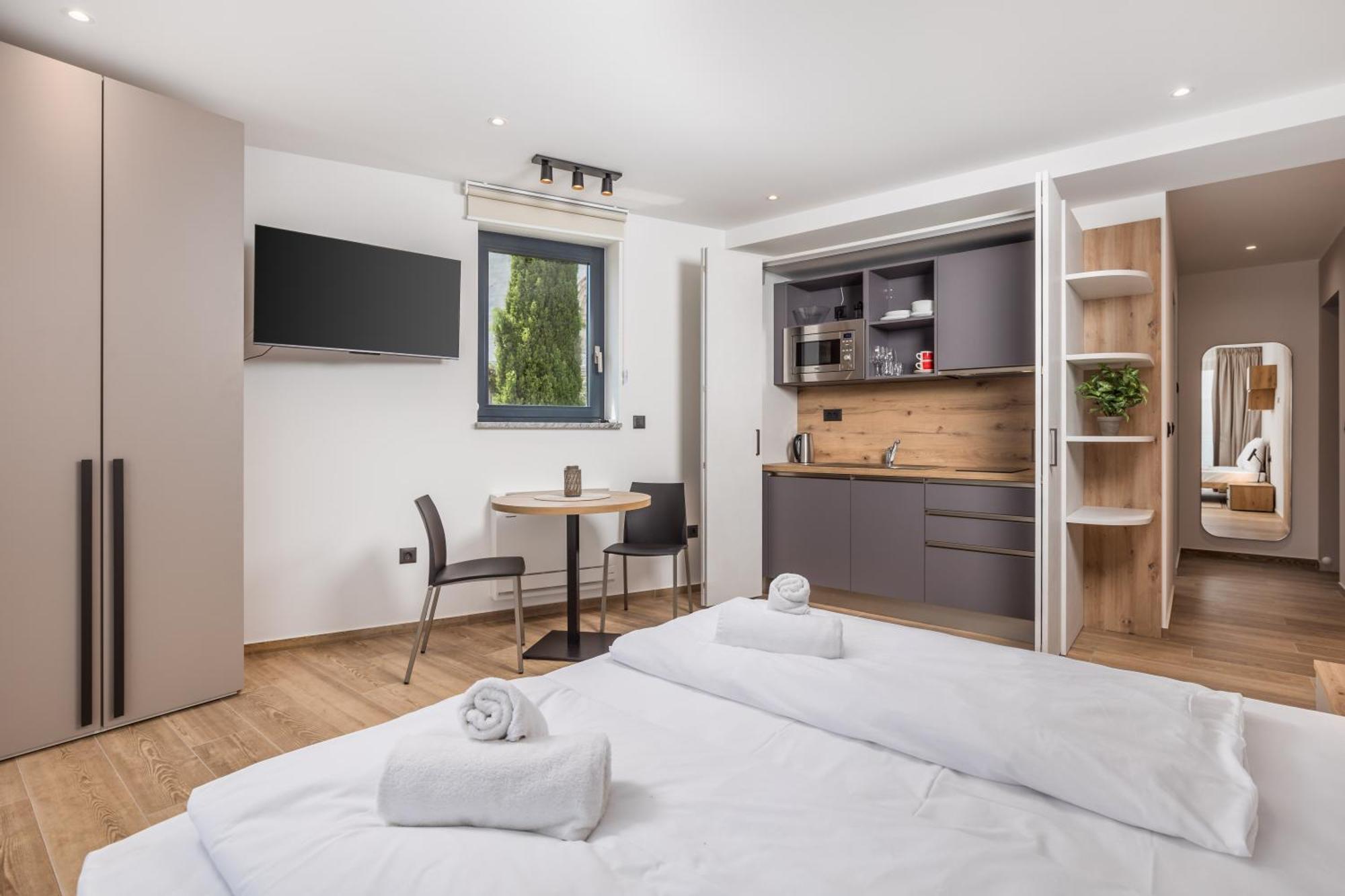 Belinda With Balcony & Private Parking Apartment