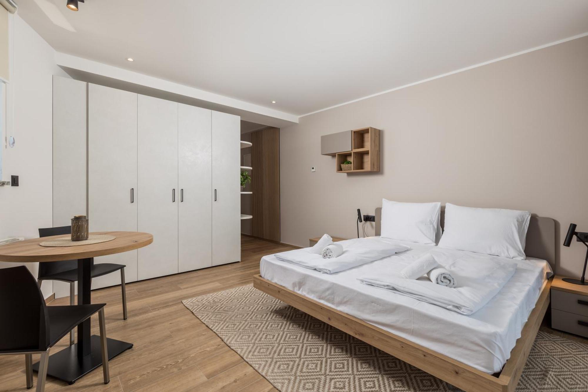 Belinda With Balcony & Private Parking